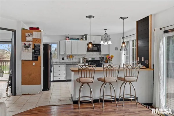 $305,000 | 17296 Woodland Lakes Drive, Petersburg, IL 62675