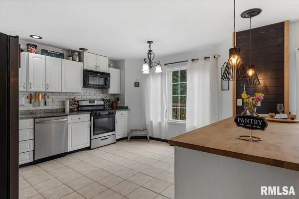 $305,000 | 17296 Woodland Lakes Drive, Petersburg, IL 62675