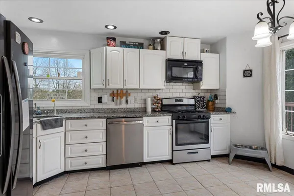 $305,000 | 17296 Woodland Lakes Drive, Petersburg, IL 62675