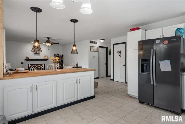 $305,000 | 17296 Woodland Lakes Drive, Petersburg, IL 62675