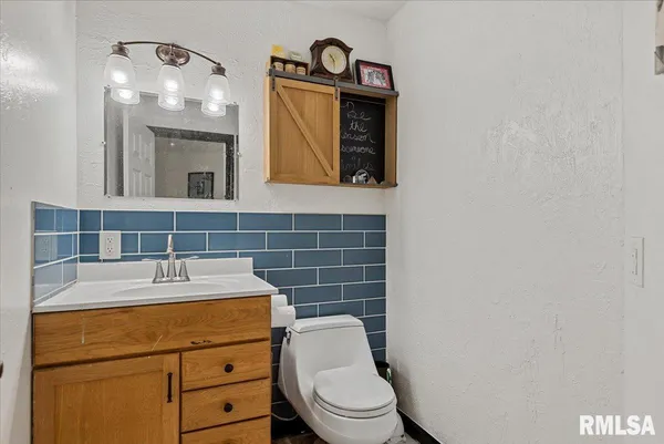 $305,000 | 17296 Woodland Lakes Drive, Petersburg, IL 62675