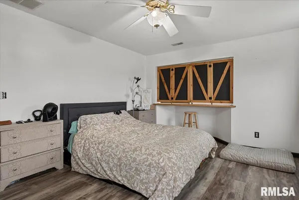 $305,000 | 17296 Woodland Lakes Drive, Petersburg, IL 62675