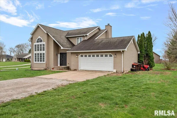 $305,000 | 17296 Woodland Lakes Drive, Petersburg, IL 62675