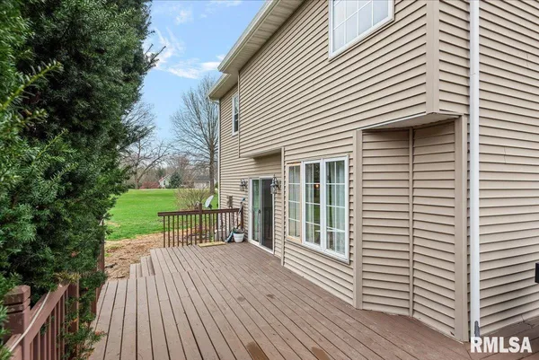 $305,000 | 17296 Woodland Lakes Drive, Petersburg, IL 62675