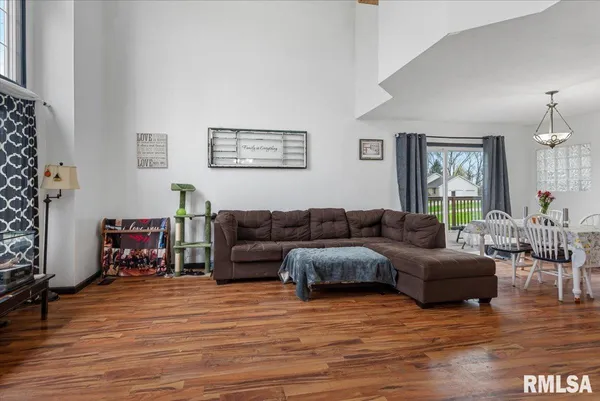 $305,000 | 17296 Woodland Lakes Drive, Petersburg, IL 62675