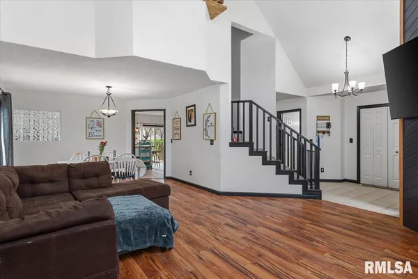 $305,000 | 17296 Woodland Lakes Drive, Petersburg, IL 62675