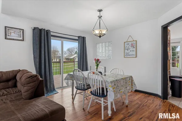 $305,000 | 17296 Woodland Lakes Drive, Petersburg, IL 62675