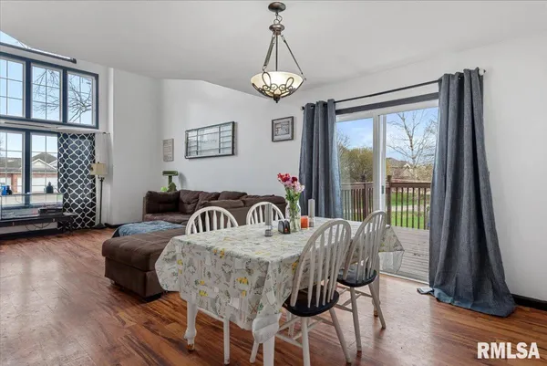 $305,000 | 17296 Woodland Lakes Drive, Petersburg, IL 62675