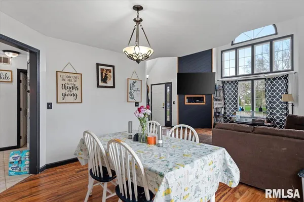 $305,000 | 17296 Woodland Lakes Drive, Petersburg, IL 62675