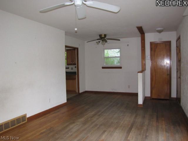 1952 Ridgehill Road Cleveland, OH 44121 - Photo 2 of 21 Living Room