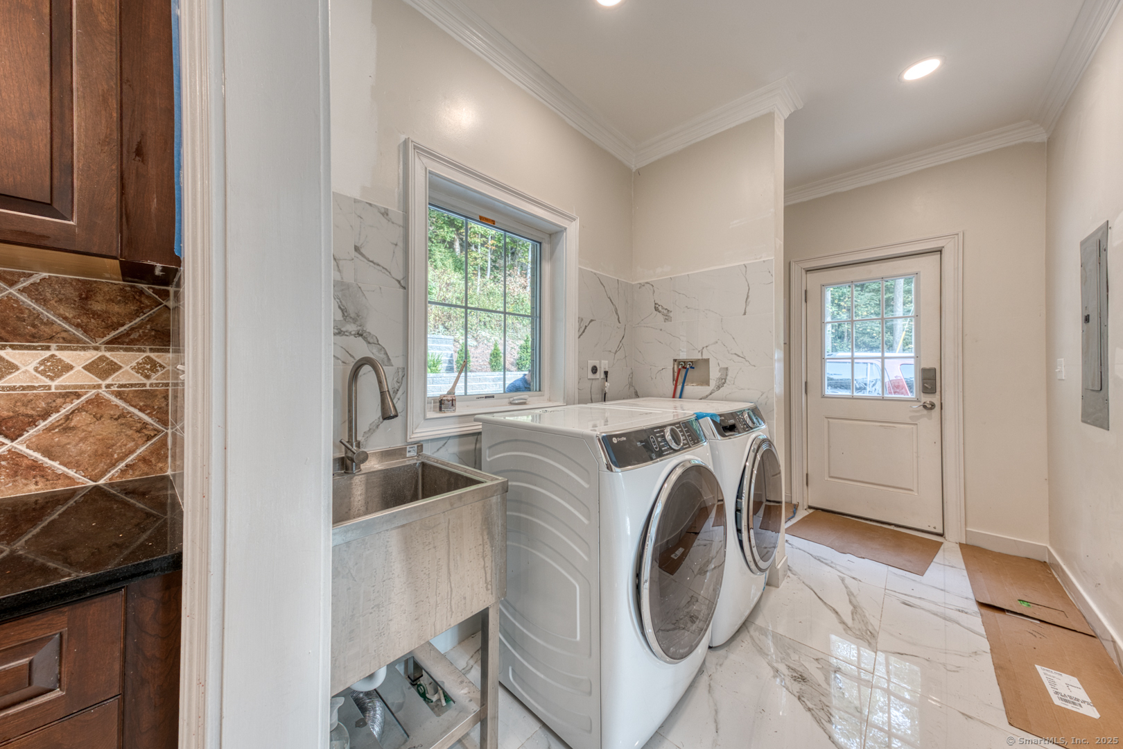 171 Oregon Road Meriden, CT 06451 - Photo 19 of 38 a utility room with sink dryer and washer