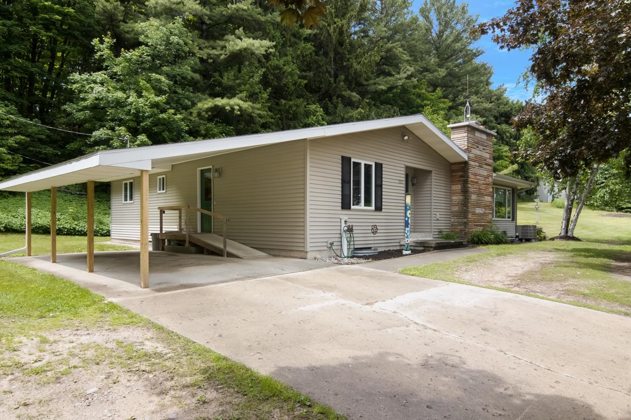 1551 North Macksey Road Suttons Bay, MI 49682 - Photo 5 of 34