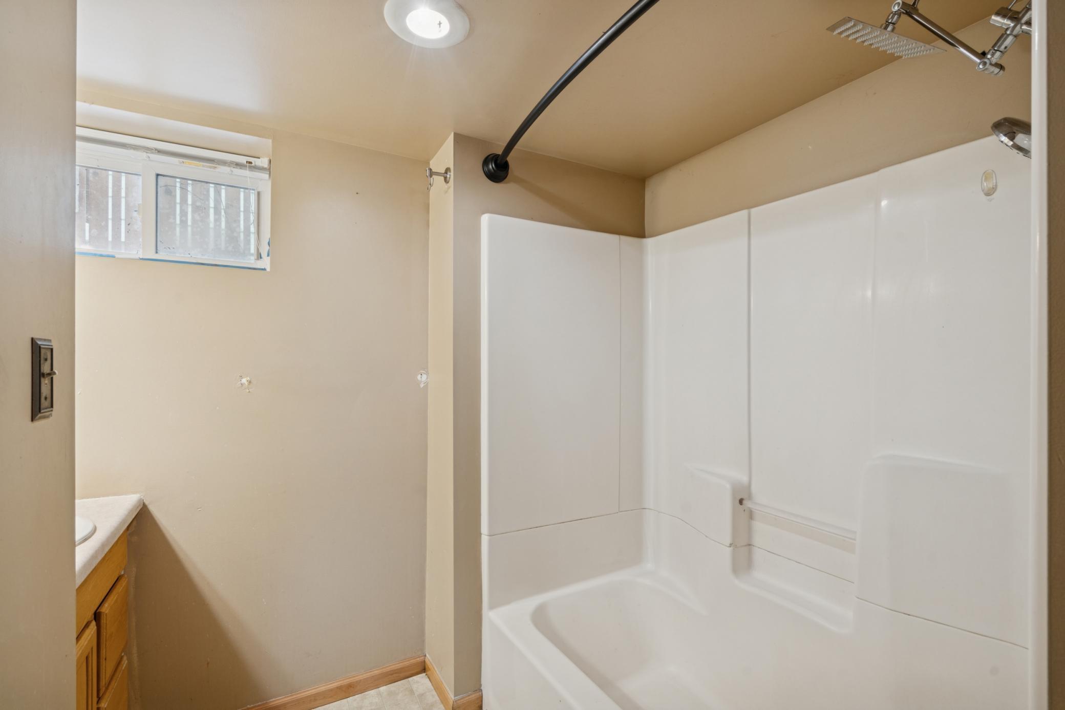 802 North Howell Street St. Paul, MN 55104 - Photo 15 of 28