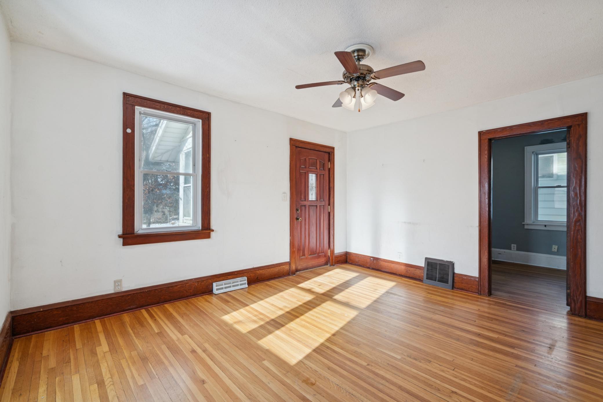 802 North Howell Street St. Paul, MN 55104 - Photo 8 of 28