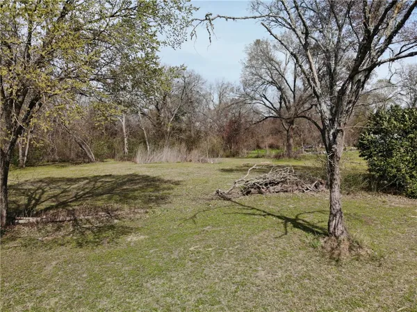 a view of a yard with a fountain