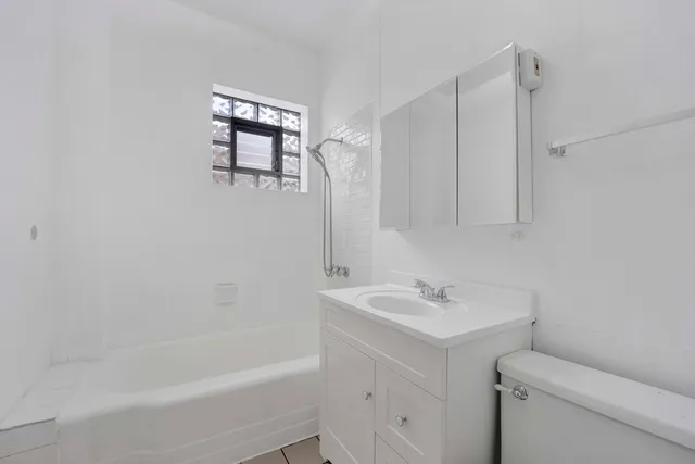 $1,975 | 5015 West Montrose Avenue, Unit 2, Chicago, IL 60641