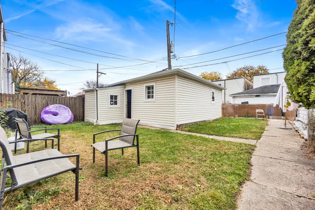 $1,975 | 5015 West Montrose Avenue, Unit 2, Chicago, IL 60641