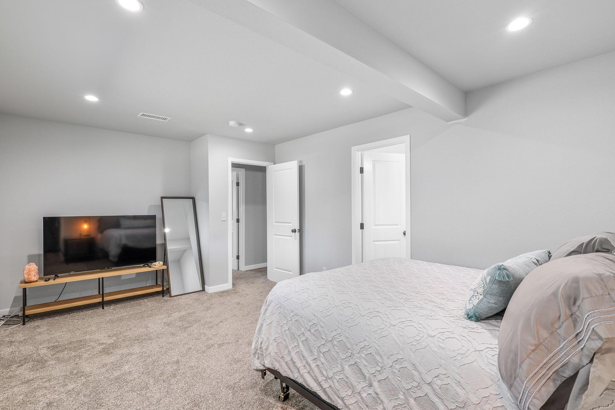 6926 Weeks Road Redding, CA 96002 - Photo 16 of 39 Master Bedroom