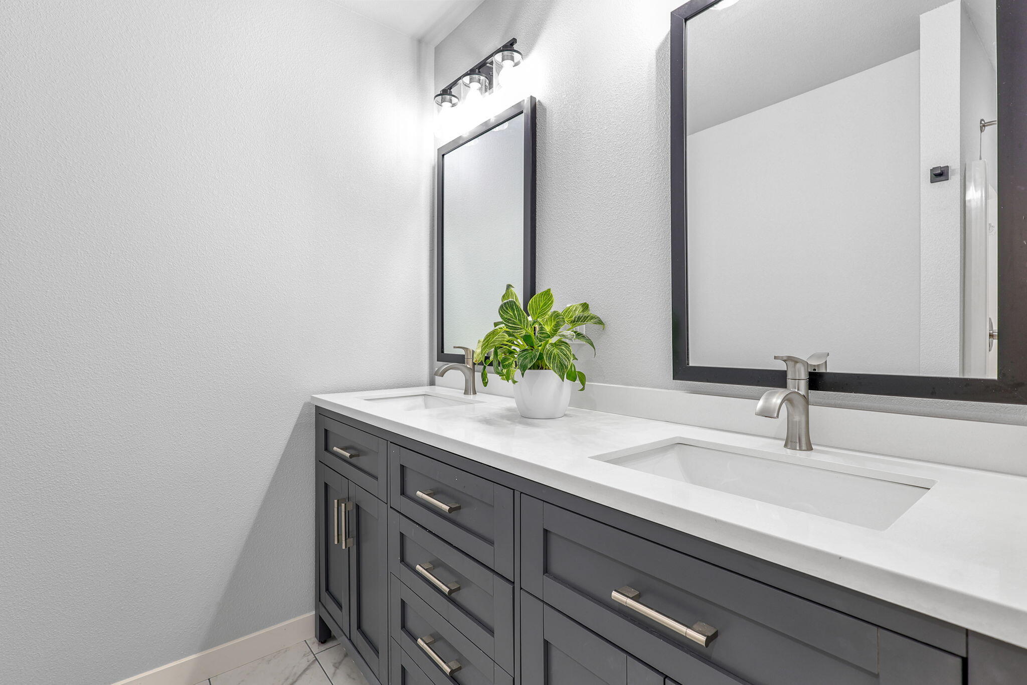 6926 Weeks Road Redding, CA 96002 - Photo 18 of 39 Master Bathroom