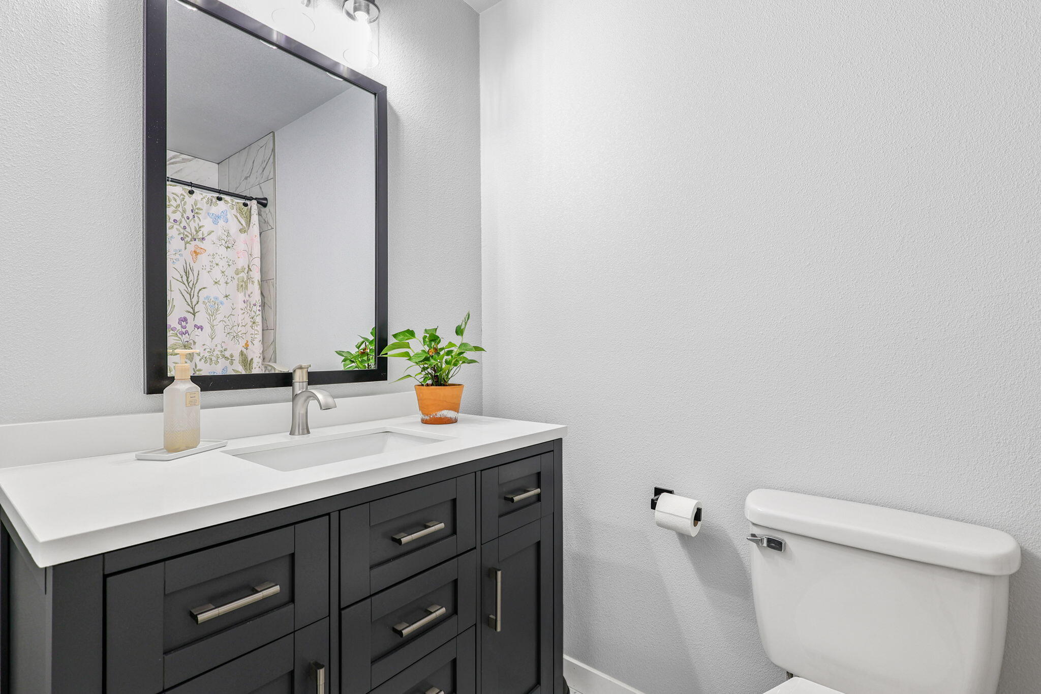 6926 Weeks Road Redding, CA 96002 - Photo 20 of 39 Main Bathroom