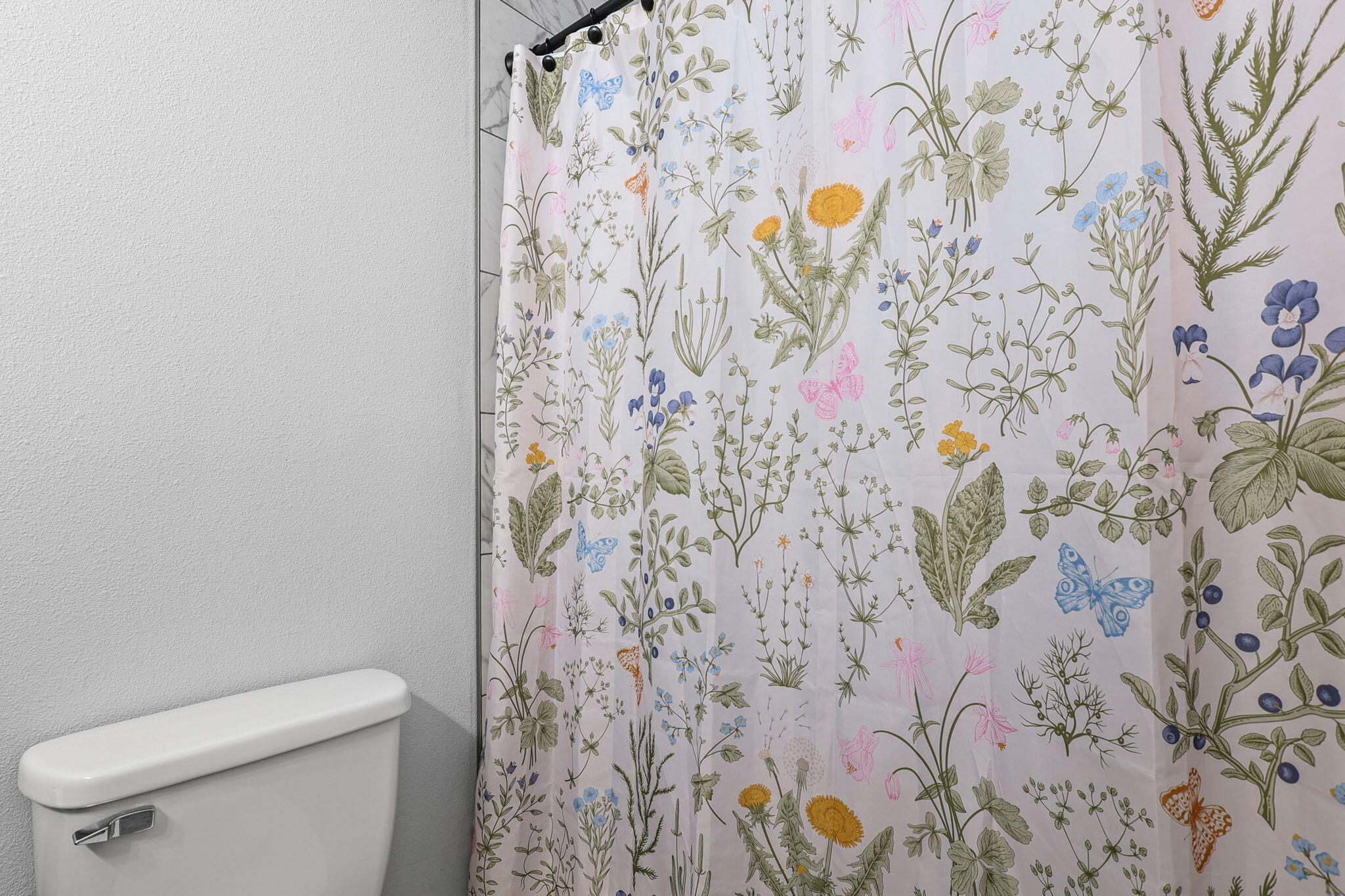 6926 Weeks Road Redding, CA 96002 - Photo 21 of 39 Bathroom 1