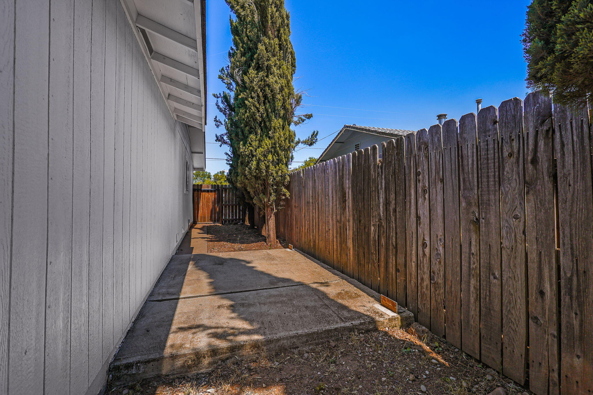 6926 Weeks Road Redding, CA 96002 - Photo 39 of 39 Side Yard