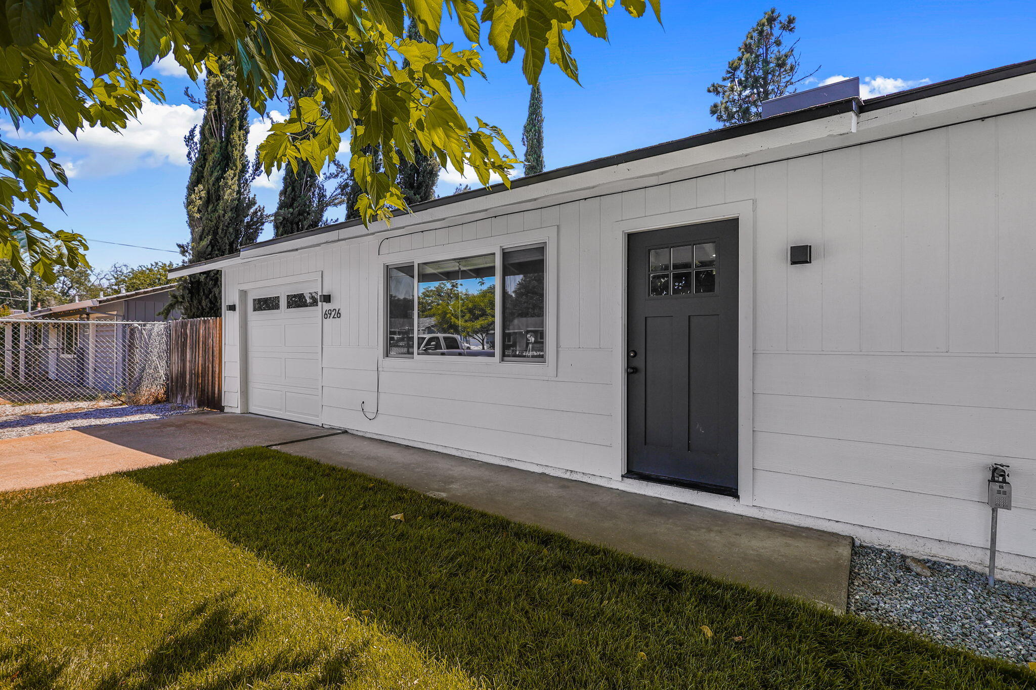 6926 Weeks Road Redding, CA 96002 - Photo 4 of 39 Front of House