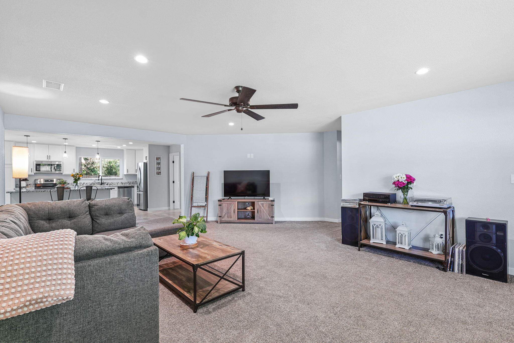 6926 Weeks Road Redding, CA 96002 - Photo 5 of 39 Living Room