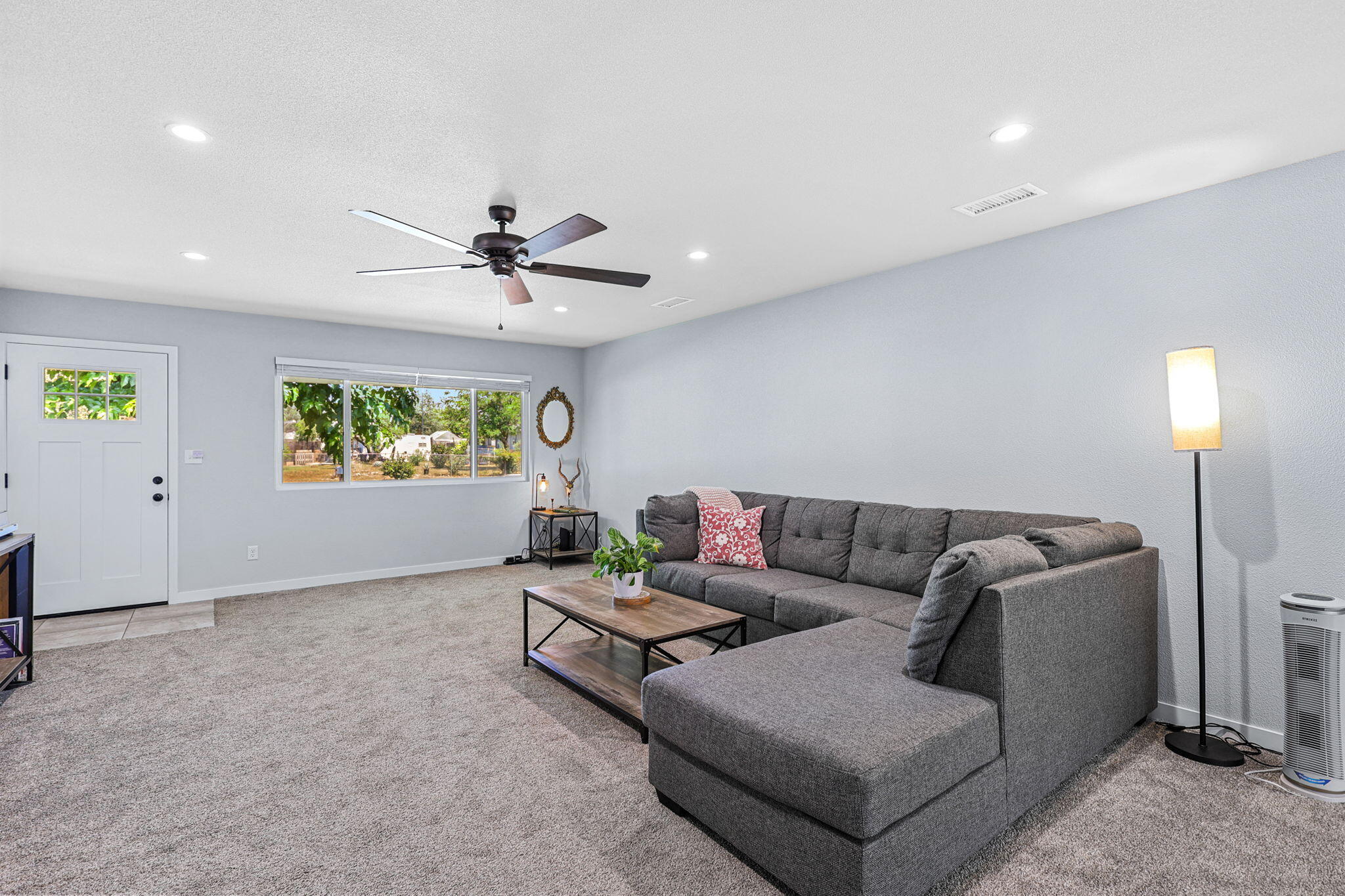 6926 Weeks Road Redding, CA 96002 - Photo 6 of 39 Living Room