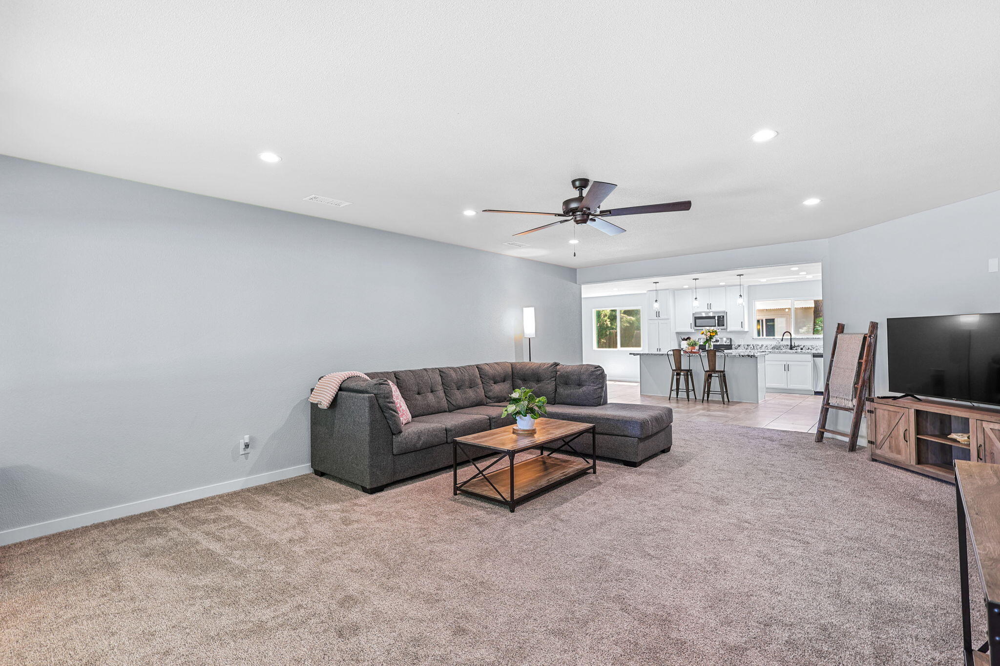 6926 Weeks Road Redding, CA 96002 - Photo 7 of 39 Living Room