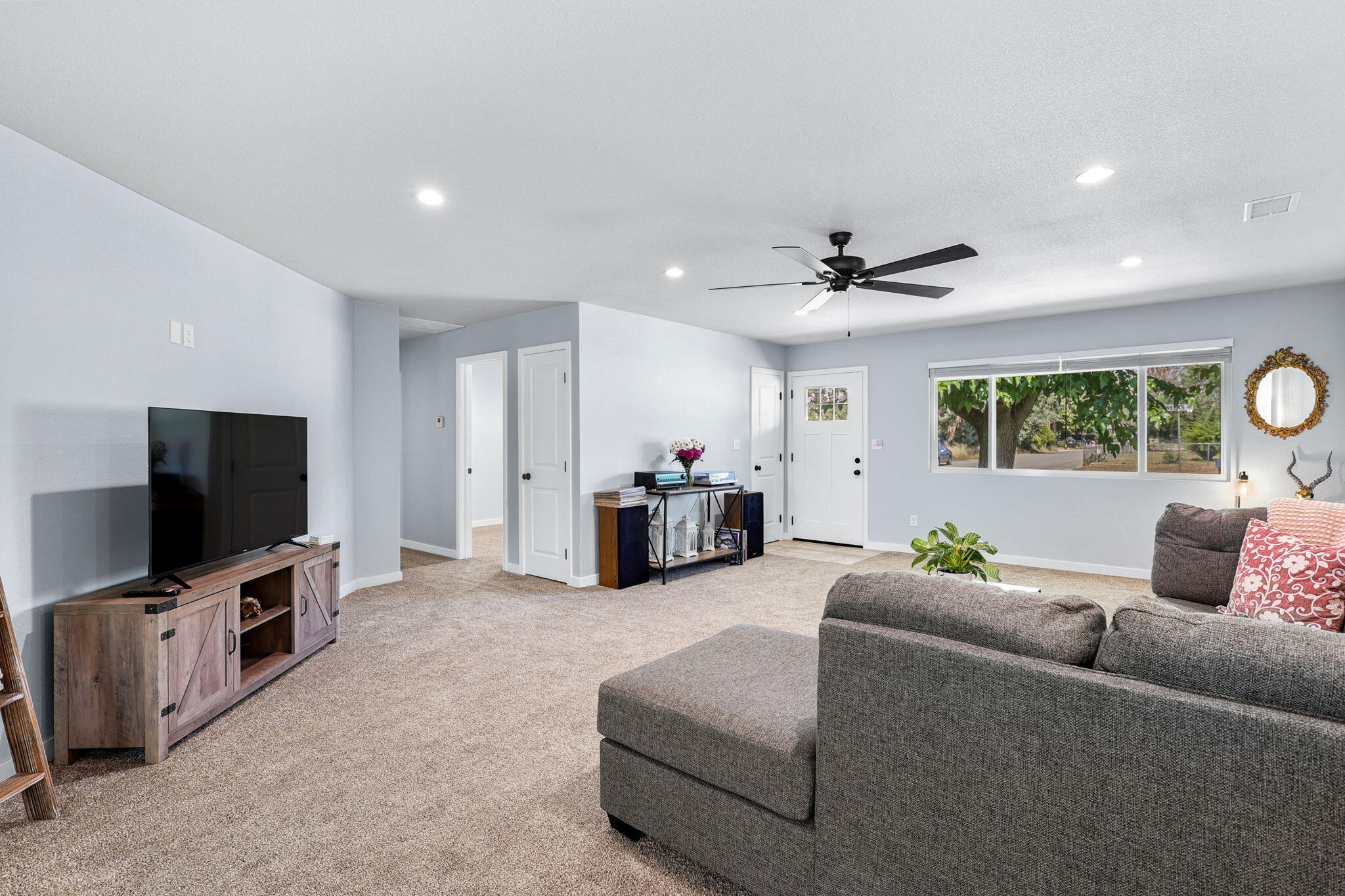 6926 Weeks Road Redding, CA 96002 - Photo 8 of 39 Living Room