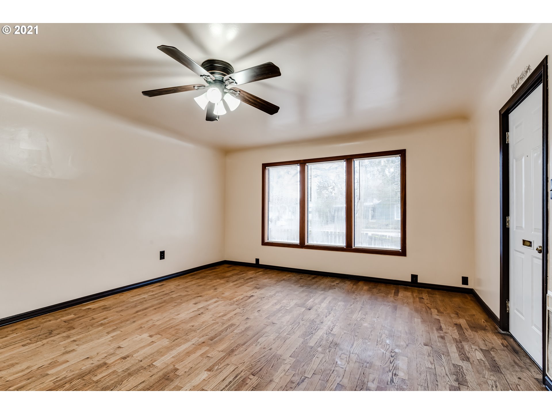 332 West Centennial Boulevard Springfield, OR 97477 - Photo 3 of 22 Gallery Image 3