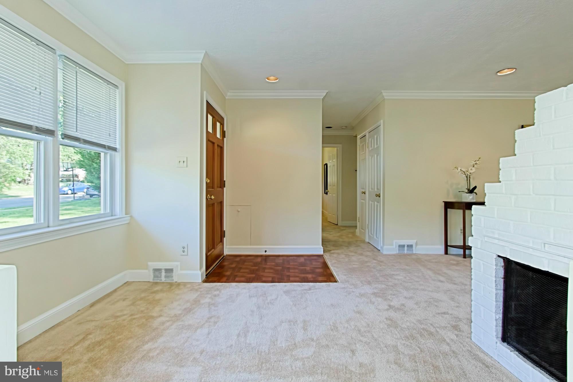 5210 Garner Street Springfield, VA 22151 - Photo 18 of 30 Foyer looking into the bedroom wing