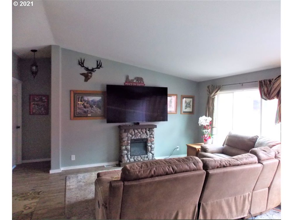 207 Maple Street Myrtle Point, OR 97458 - Photo 3 of 14 Gallery Image 3