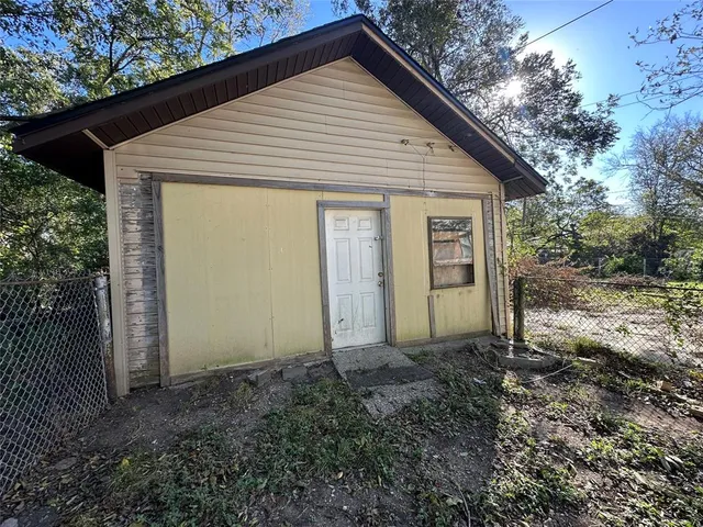 a view of a house with backyard