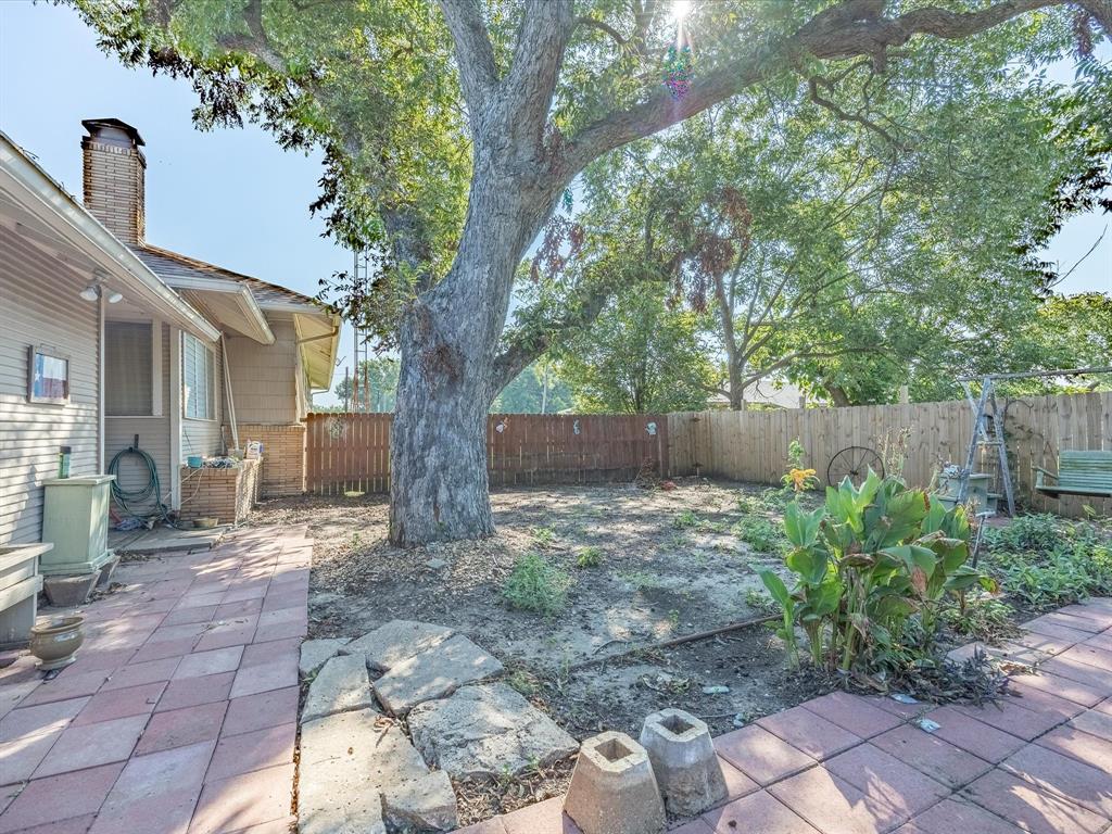 111 Munns Powell, TX 75153 - Photo 23 of 39 a backyard of a house with lots of green space