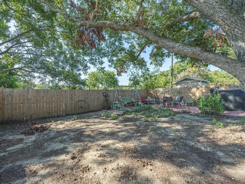 111 Munns Powell, TX 75153 - Photo 25 of 39 a backyard of a house