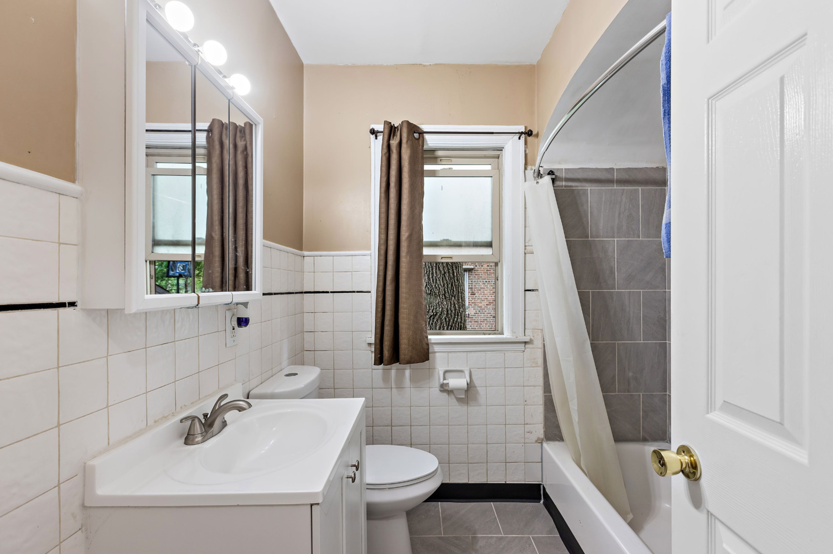 389 West 12th Street Chicago Heights, IL 60411 - Photo 10 of 15 a bathroom with a sink a toilet and shower
