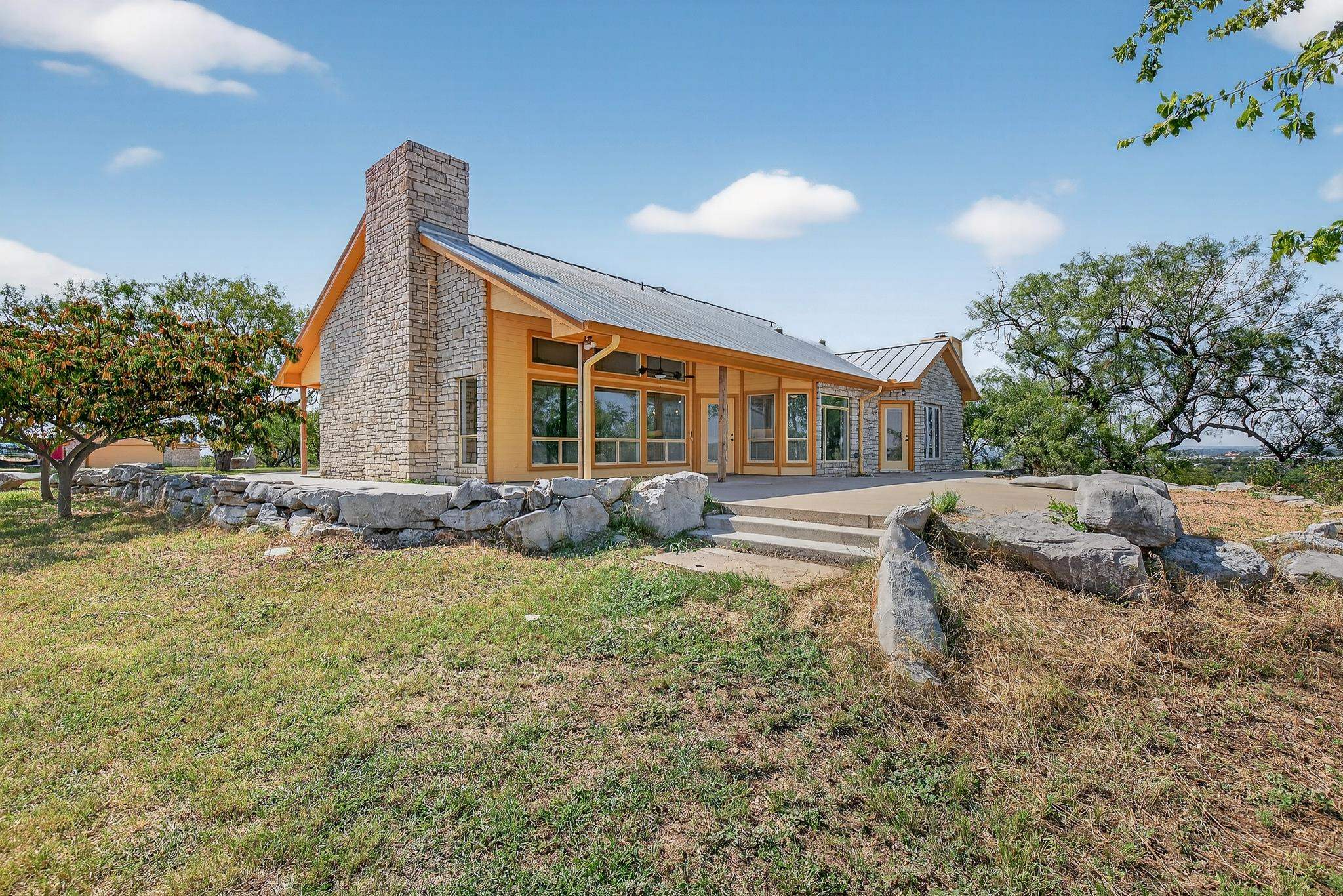95 Gateway North Marble Falls, TX 78654 - Photo 22 of 30 a view of a house with backyard and sitting area