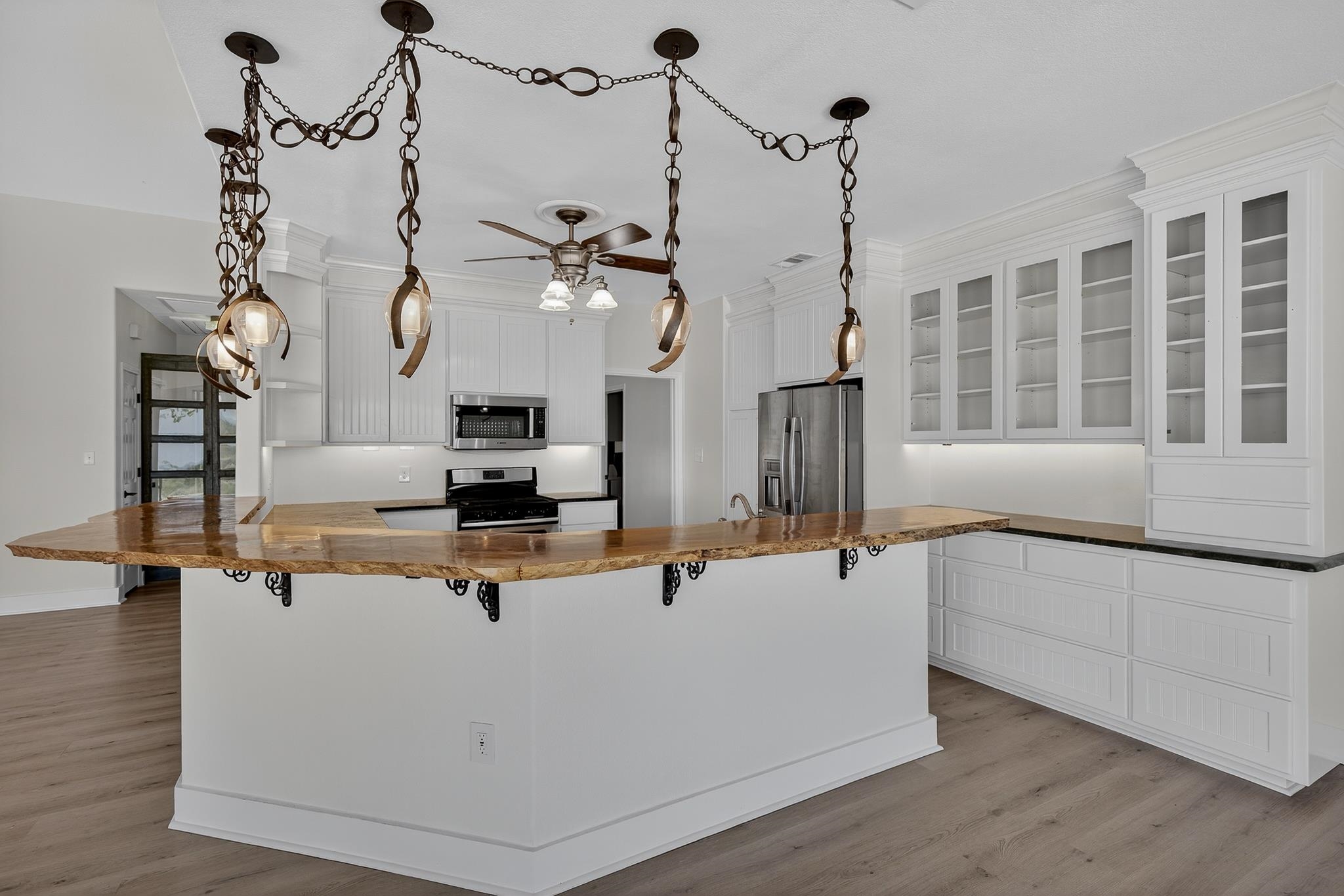 95 Gateway North Marble Falls, TX 78654 - Photo 7 of 30 a very nice looking room with wooden floor