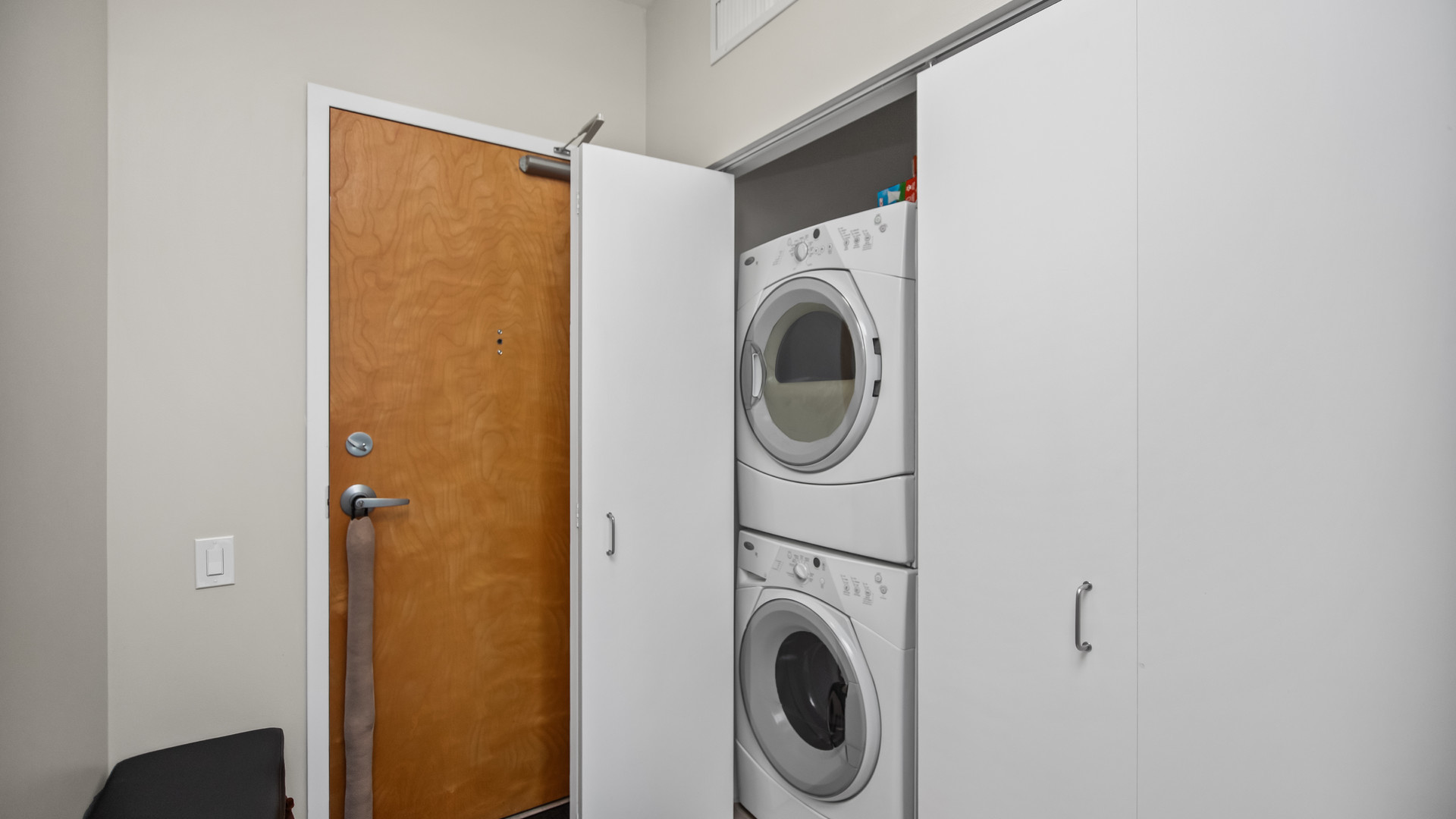 659 West Randolph Street, Unit 510 Chicago, IL 60661 - Photo 6 of 10 a utility room with dryer and washer