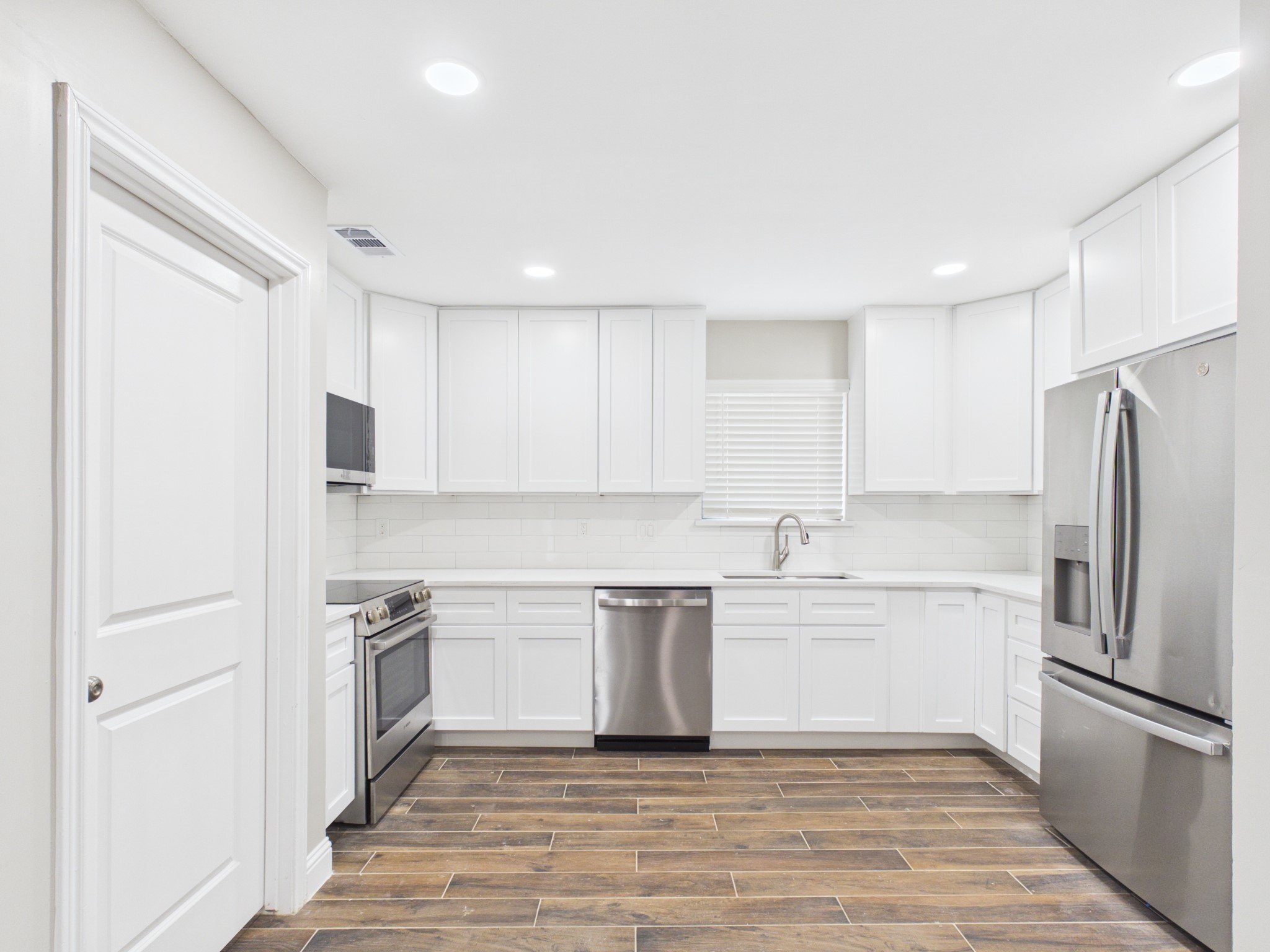 7903 Secretariat Lane Houston, TX 77071 - Photo 3 of 36 kitchen with new appliances