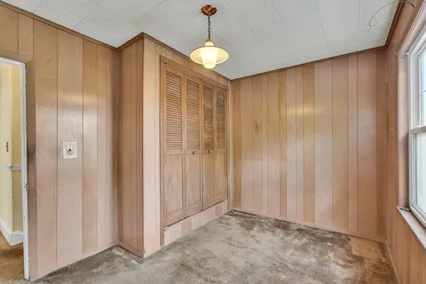 a view of entryway with window