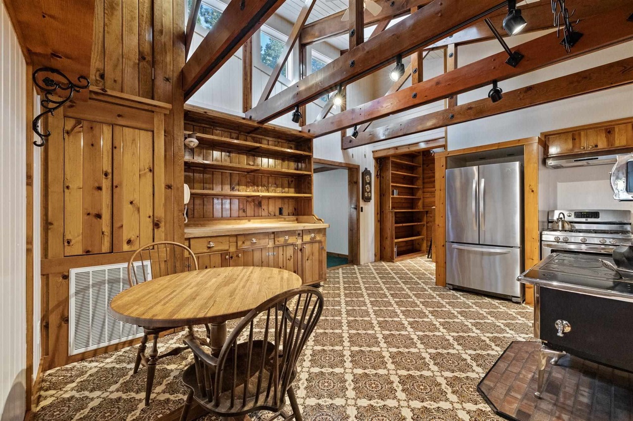 25833 Lyons Dam Road Twain Harte, CA 95383 - Photo 17 of 60 a balcony with table and chairs