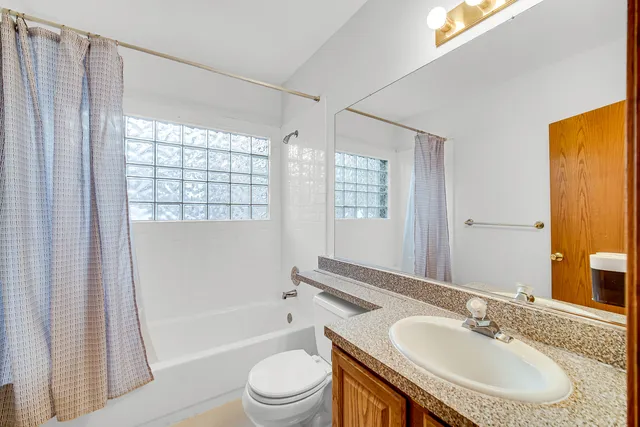 $2,995 | 1017 Arbor Court, Mount Prospect, IL 60056