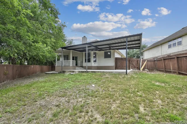 a view of a house with backyard