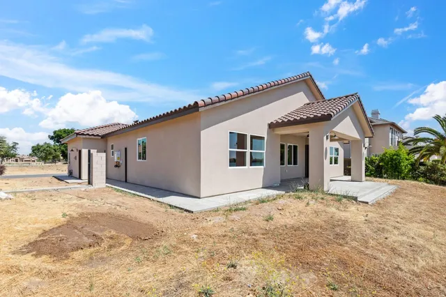 a view of a house with a yard and garage