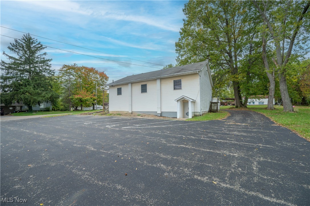 1187 Deforest Road Southeast Warren, OH 44484 - Photo 7 of 42 View of side of property