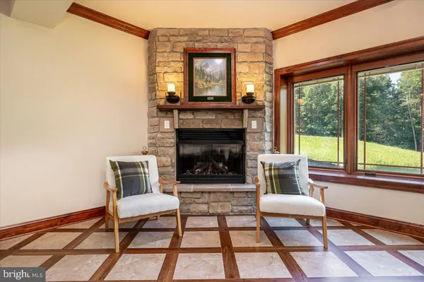 a view of a house with backyard and garden