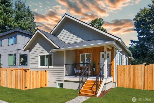 $1,072,550 | 8226 Meridian Avenue North, Seattle, WA 98103